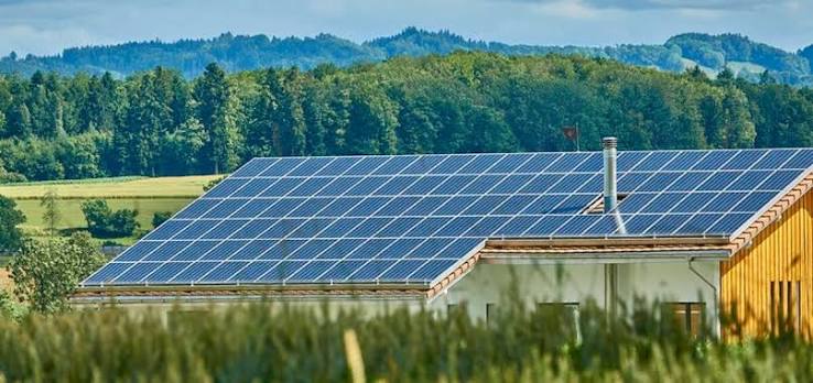 Cuánto cuesta instalar placas solares en una casa en 2026: precios reales por kW